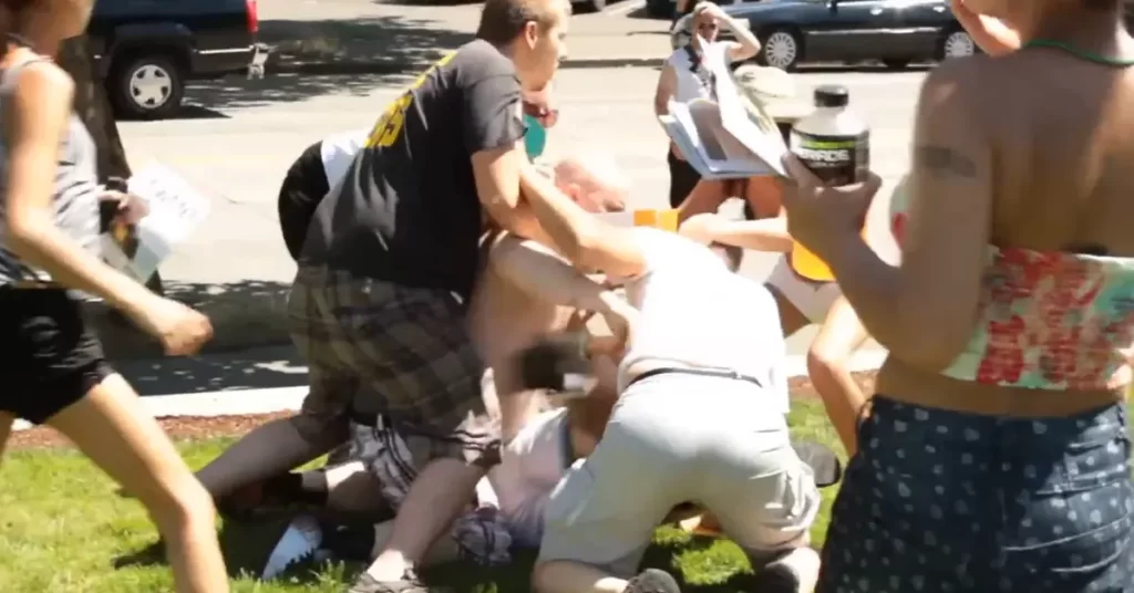 Pastores golpeados salvajemente por grupo Gay - Noticias Cristianas - Emisora Juvenil