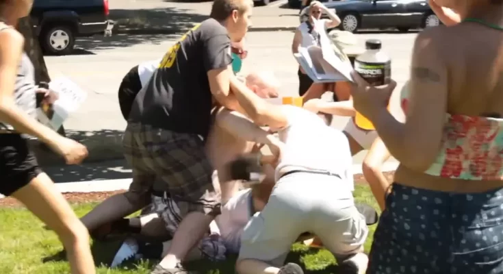 Pastores golpeados salvajemente por grupo Gay - Noticias Cristianas - Emisora Juvenil