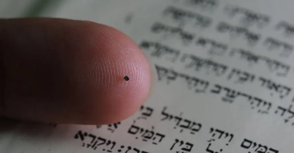 Increíble inventan la biblia mas pequeña del mundo - Noticias Cristianas - Emisora Juvenil