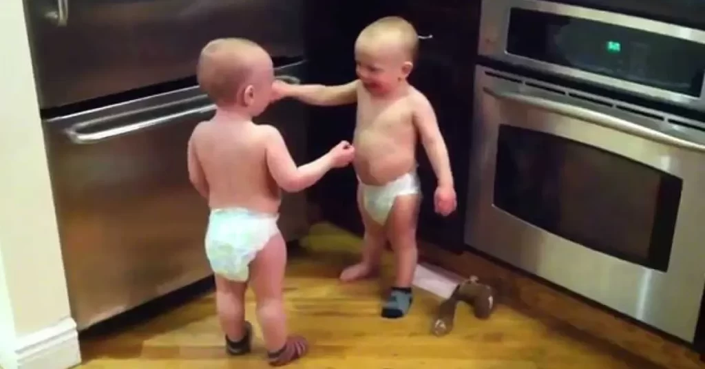 Increíbles bebes sosteniendo una conversación entre ellos - Entretenimiento - Emisora Juvenil
