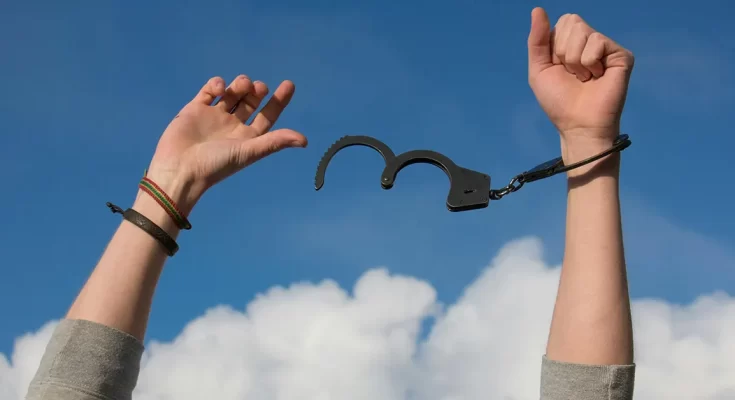 ¿LIBRE DE QUE? (Mateo 6:13) Por Melissa Guilamo - Artículos Cristianos - Emisora Juvenil
