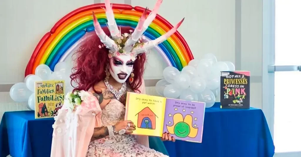Permiten que drag queen vestida de demonio cuente historias a niños - Noticias Cristianas - Emisora Juvenil