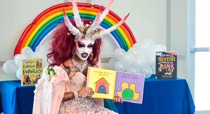 Permiten que drag queen vestida de demonio cuente historias a niños - Noticias Cristianas - Emisora Juvenil