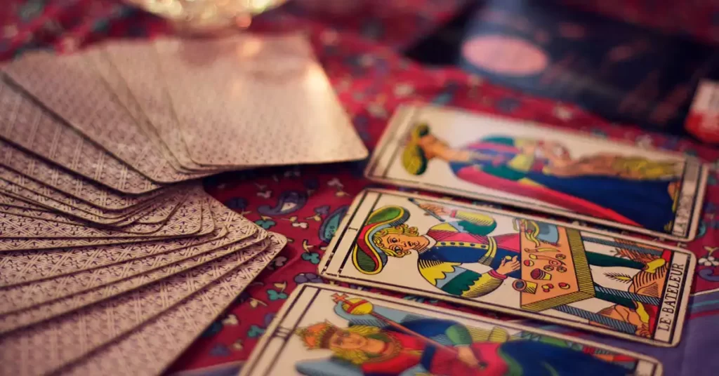 Sorprendente: Megaiglesia inventa un tarot cristiano - Noticias Cristianas - Emisora Juvenil
