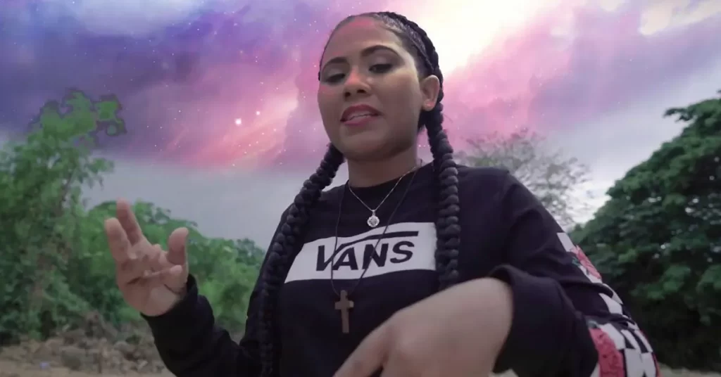 Me Escuchas - nuevo video musical de Lizzy Parra - Portada - Música Cristiana - Emisora Juvenil